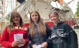 Lina Klaskala (18, von links), Nilay Piskin (17) und Madeleine Brüning (17) beim Speeddating im Riesenrad. 